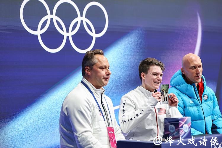 米兰冬奥|带着父母遗愿和全家福出场,瑙莫夫走出空难阴霾,圆梦花滑男单赛场 米兰冬奥|带着父母遗愿和全家福出场,瑙莫夫走出空难阴霾,圆梦花滑男单赛场