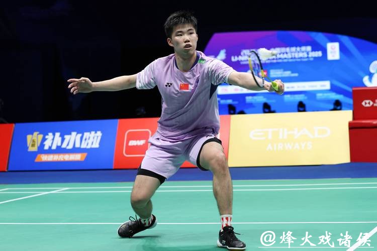 翁泓阳2-0朱轩辰 夺得全运会羽毛球男单金牌